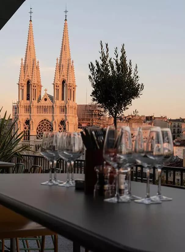 Ambiance bar rooftop Les Réformés à Marseille